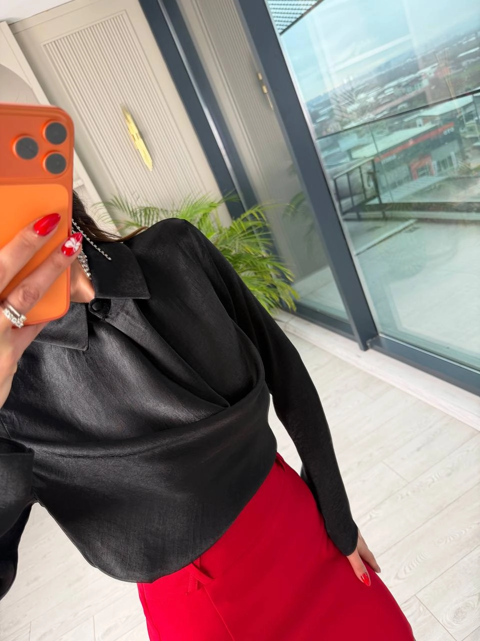 Siyah%20Degaje%20Ve%20Düğme%20Yakalı%20Bluz