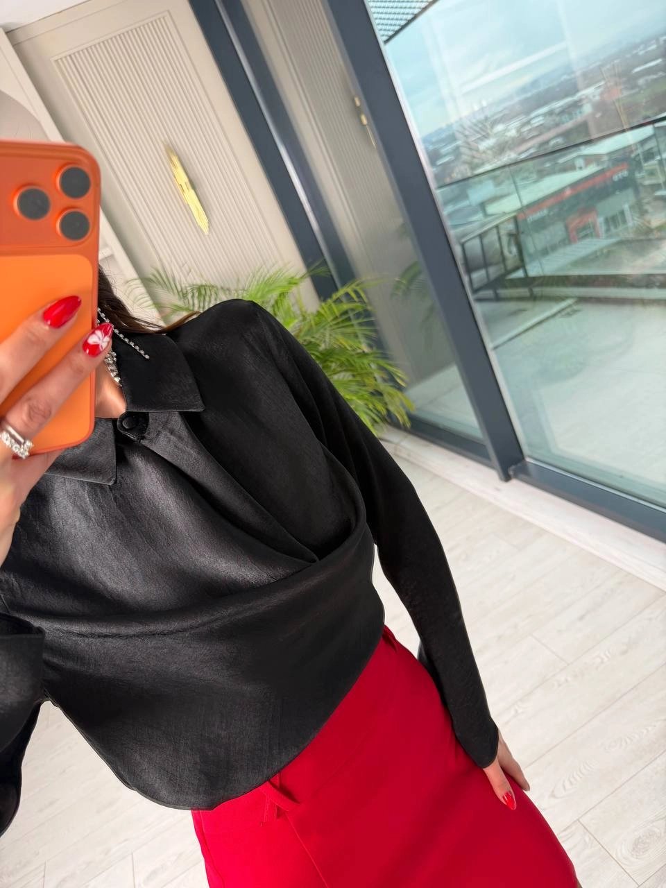 Siyah%20Degaje%20Ve%20Düğme%20Yakalı%20Bluz