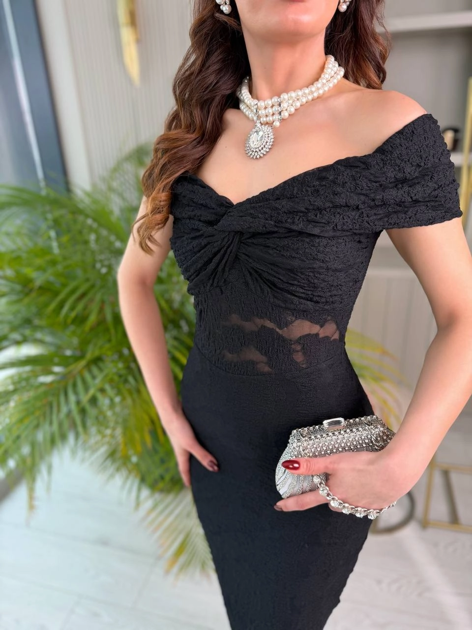 Siyah%20Tasarım%20Kayık%20Yaka%20Astarlı%20Likralı%20Dantel%20Elbise