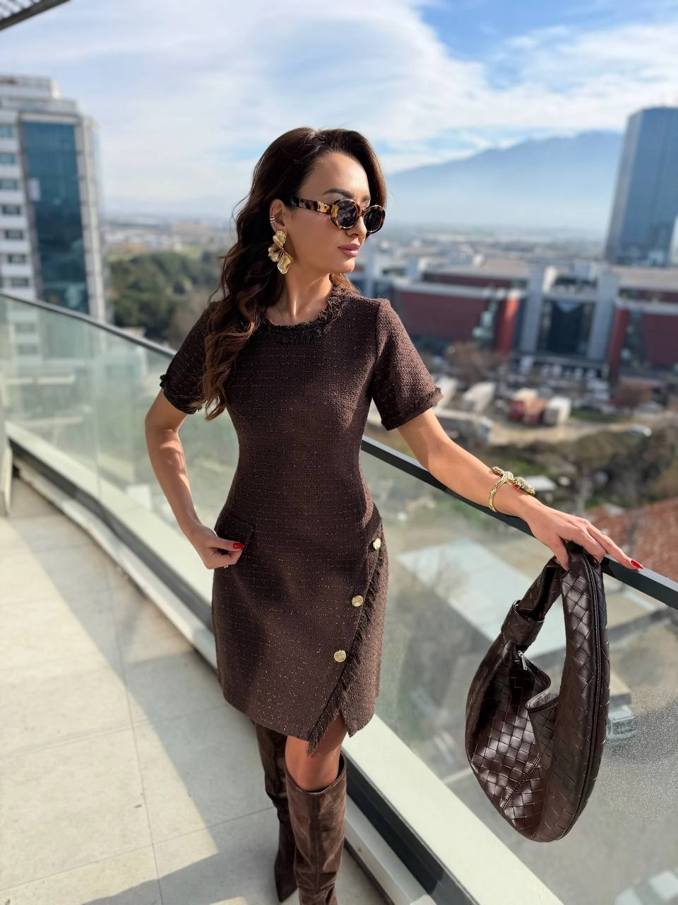 Kahverengi%20Eteği%20Düğme%20Detaylı%20Premium%20Seri%20Tuvid%20Elbise