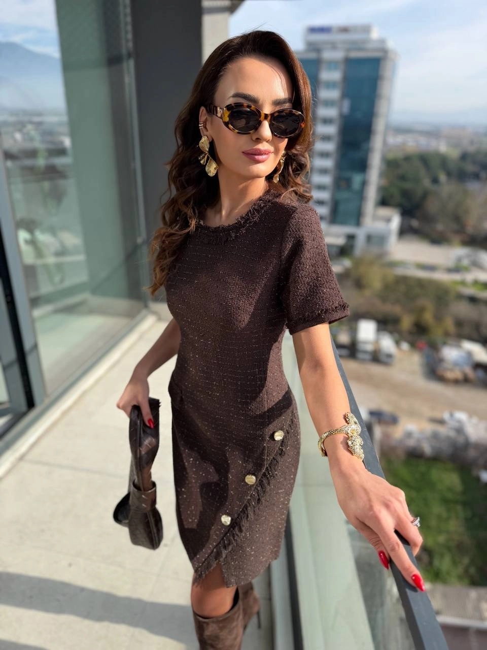 Kahverengi%20Eteği%20Düğme%20Detaylı%20Premium%20Seri%20Tuvid%20Elbise