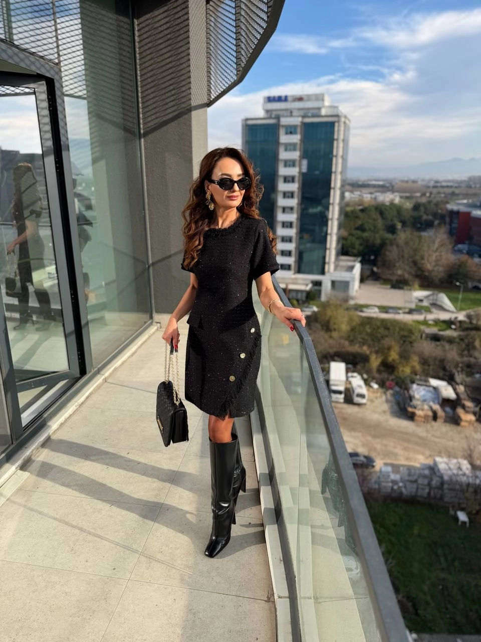 Siyah%20Eteği%20Düğme%20Detaylı%20Premium%20Seri%20Tuvid%20Elbise