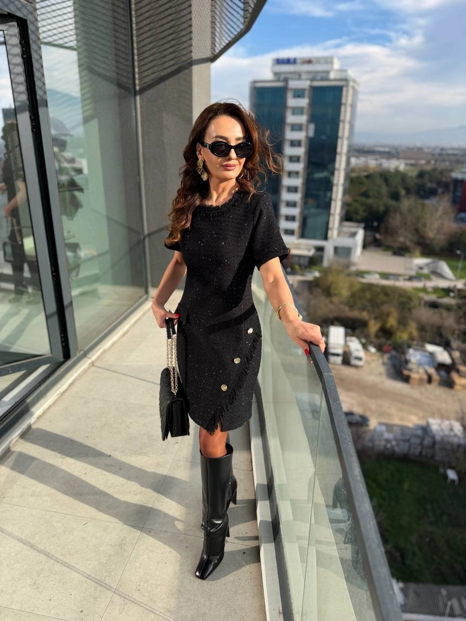 Siyah%20Eteği%20Düğme%20Detaylı%20Premium%20Seri%20Tuvid%20Elbise