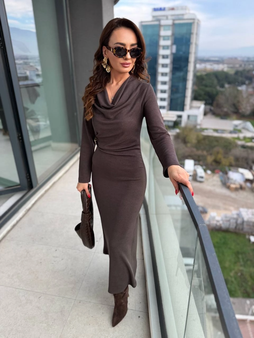 Kahverengi%20Fitilli%20Broşlu%20Likralı%20Tok%20Kaşkorse%20Kumaş%20Degaje%20Elbise