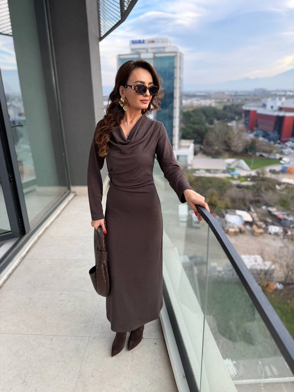 Kahverengi%20Fitilli%20Broşlu%20Likralı%20Tok%20Kaşkorse%20Kumaş%20Degaje%20Elbise