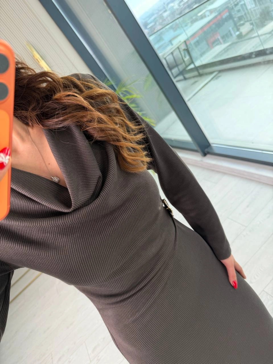 Kahverengi%20Fitilli%20Broşlu%20Likralı%20Tok%20Kaşkorse%20Kumaş%20Degaje%20Elbise