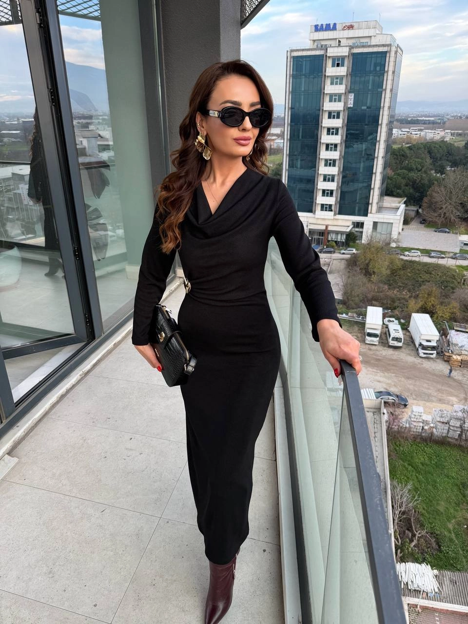 Siyah%20Fitilli%20Broşlu%20Likralı%20Tok%20Kaşkorse%20Kumaş%20Degaje%20Elbise