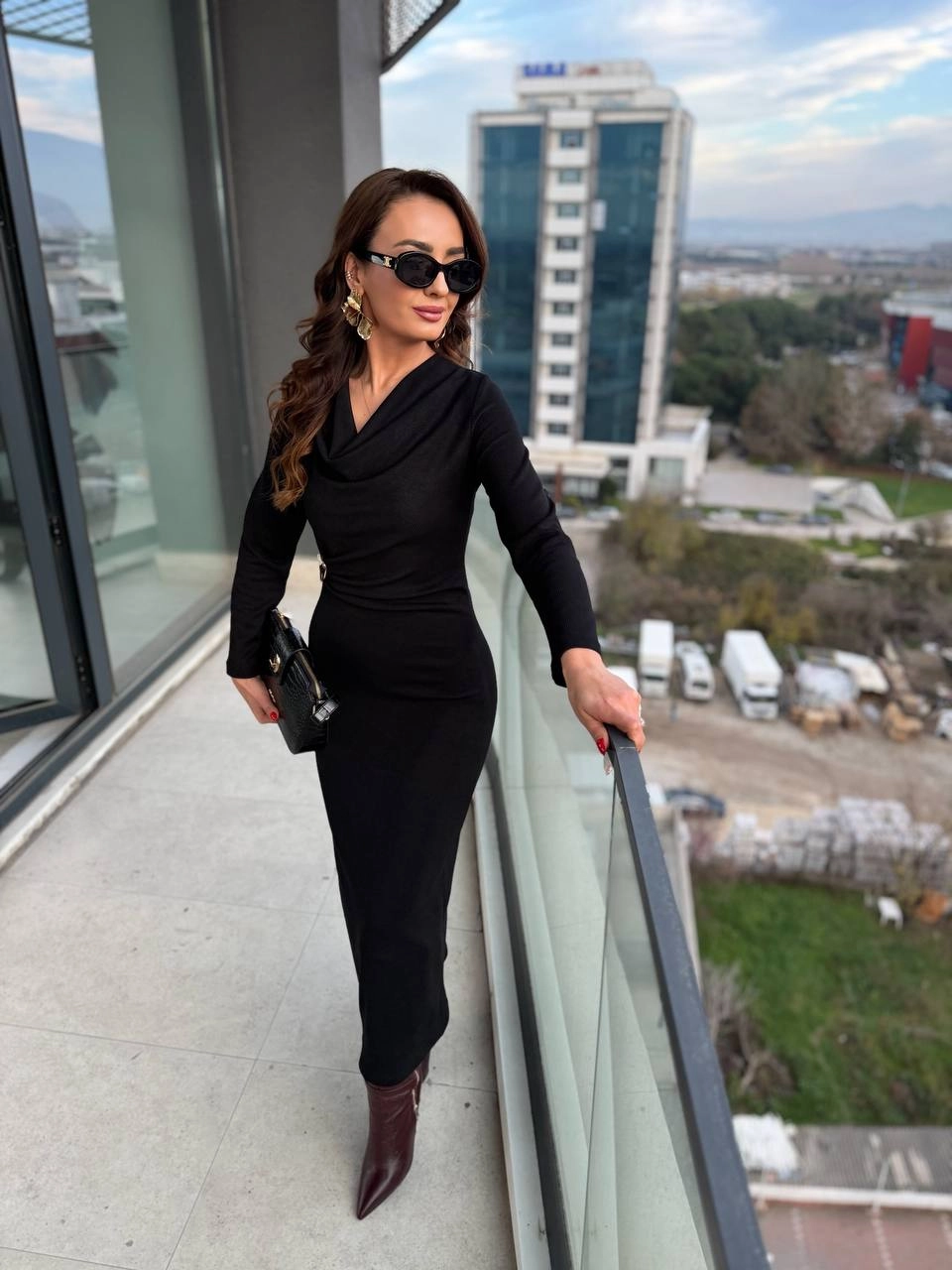 Siyah%20Fitilli%20Broşlu%20Likralı%20Tok%20Kaşkorse%20Kumaş%20Degaje%20Elbise