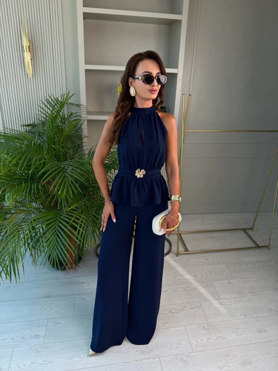 Lacivert%20Broşlu%20Halter%20Yaka%20Krep%20Kumaş%20Tulum