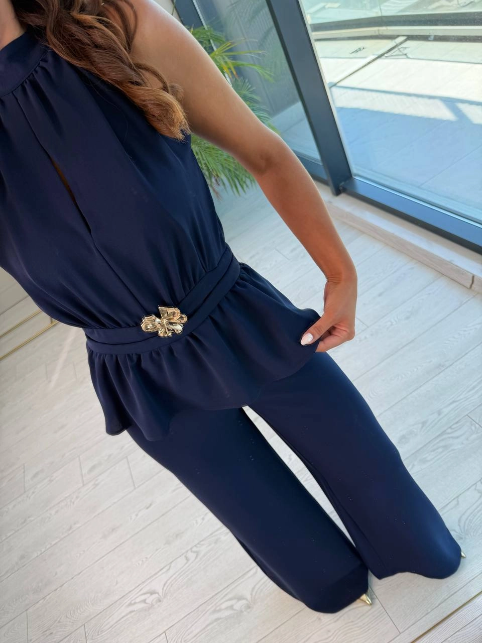 Lacivert%20Broşlu%20Halter%20Yaka%20Krep%20Kumaş%20Tulum