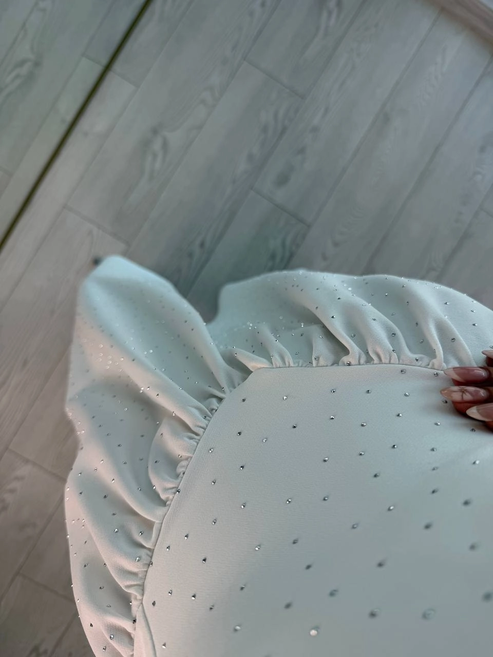 Beyaz%20Minimal%20Taşlı%20Double%20Krep%20Kumaş%20Bel%20Bağlamalı%20Elbise