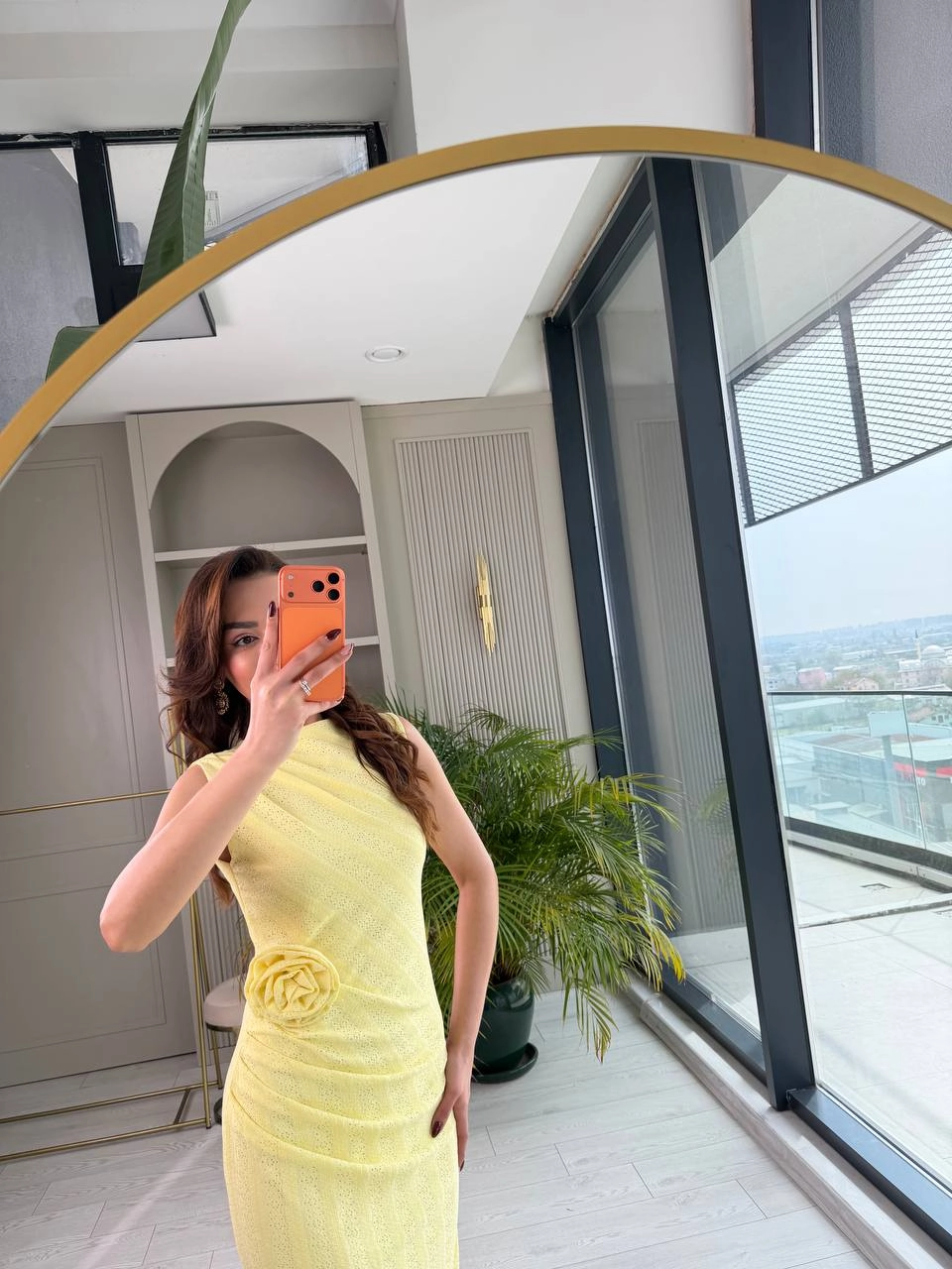 Sarı%20Gül%20Broş%20Detaylı%20Astarlı%20Dantel%20Elbise
