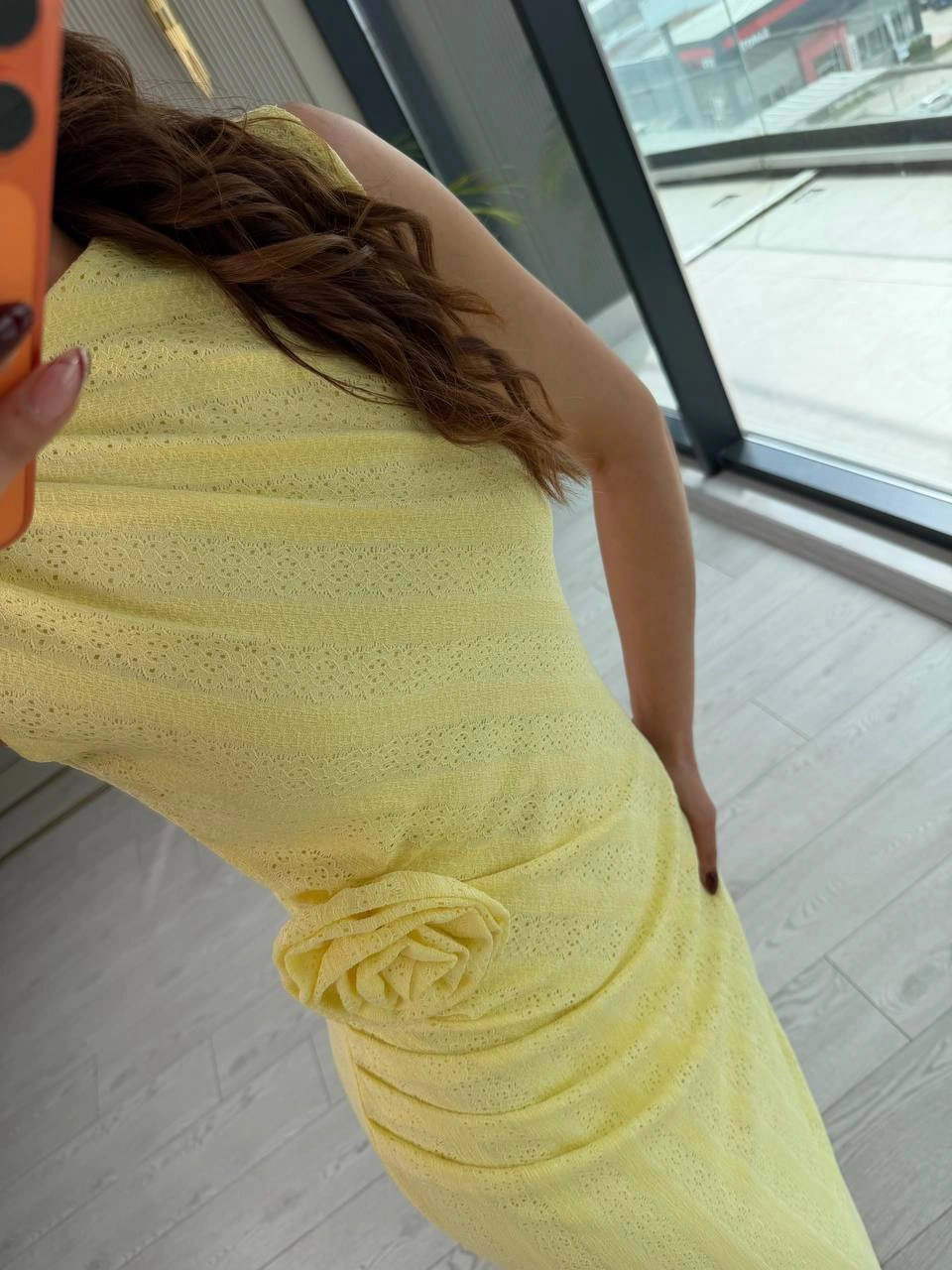 Sarı%20Gül%20Broş%20Detaylı%20Astarlı%20Dantel%20Elbise