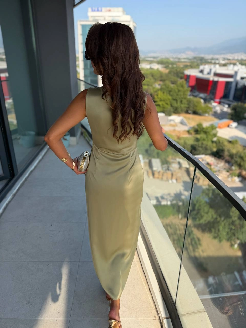 Çağla%20Yeşili%20Broşlu%20Zara%20Tok%20Saten%20Elbise