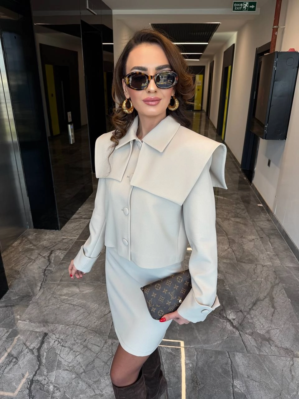 Taş%20Rengi%20Tasarım%20Omuz%20Detay%20Premium%20Etek%20Ceket%20Takım