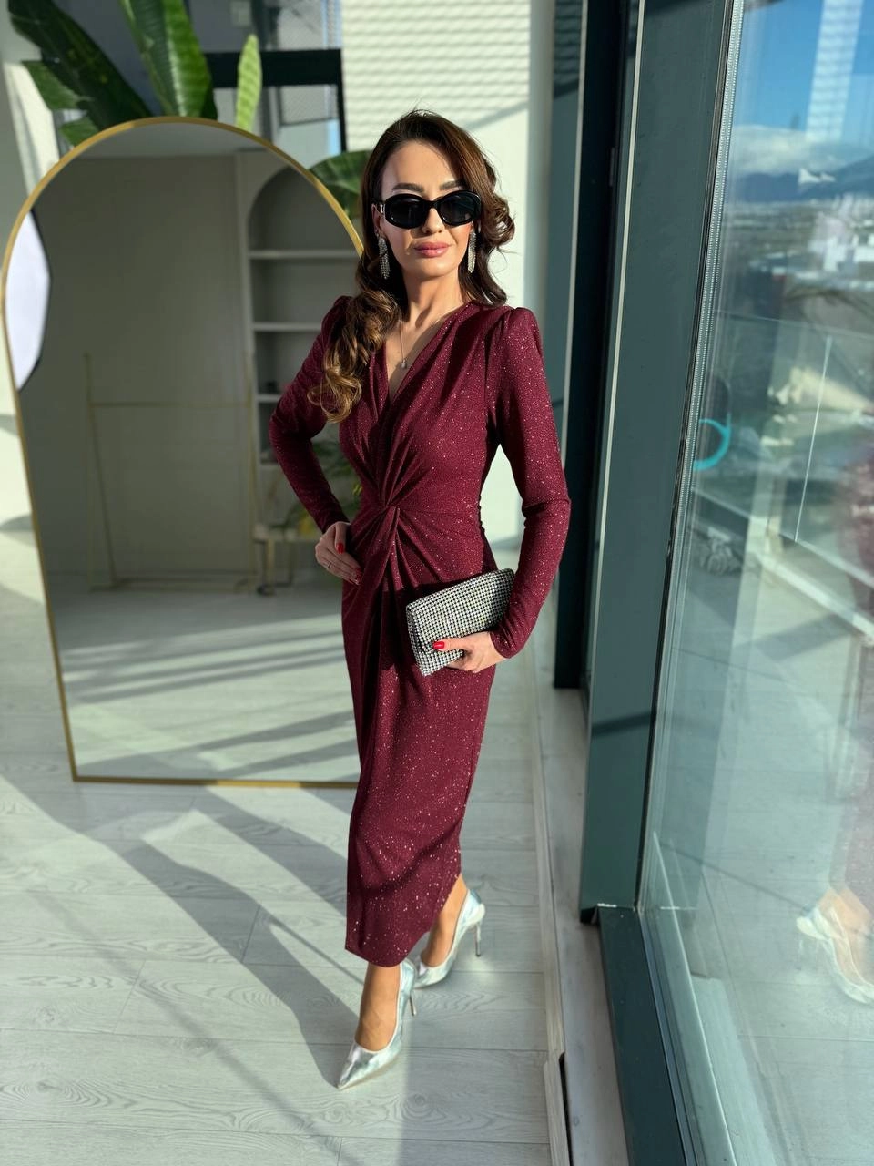 Bordo%20Düğüm%20Detaylı%20Işıltılı%20Kumaş%20Likralı%20Elbise