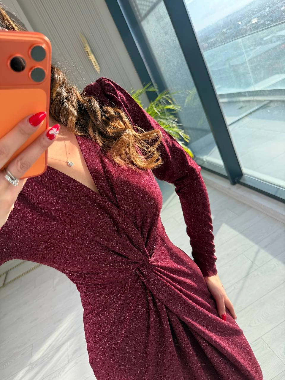 Bordo%20Düğüm%20Detaylı%20Işıltılı%20Kumaş%20Likralı%20Elbise