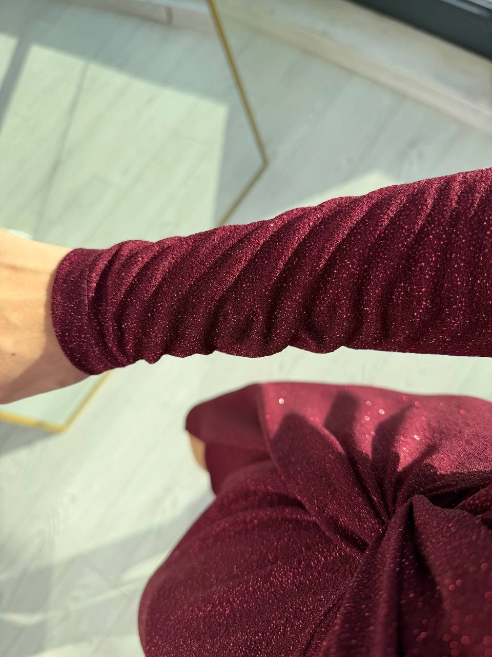 Bordo%20Düğüm%20Detaylı%20Işıltılı%20Kumaş%20Likralı%20Elbise