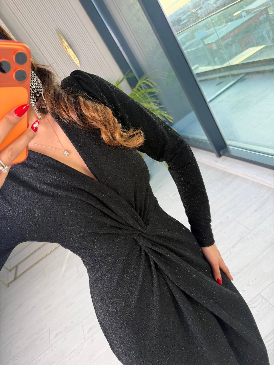 Siyah%20Düğüm%20Detaylı%20Işıltılı%20Kumaş%20Likralı%20Elbise