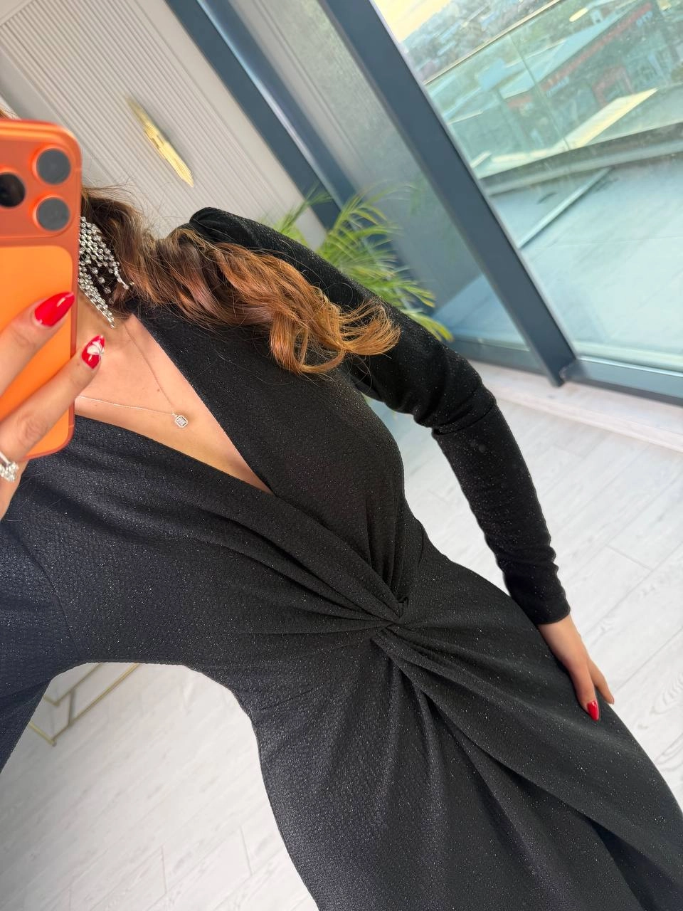 Siyah%20Düğüm%20Detaylı%20Işıltılı%20Kumaş%20Likralı%20Elbise