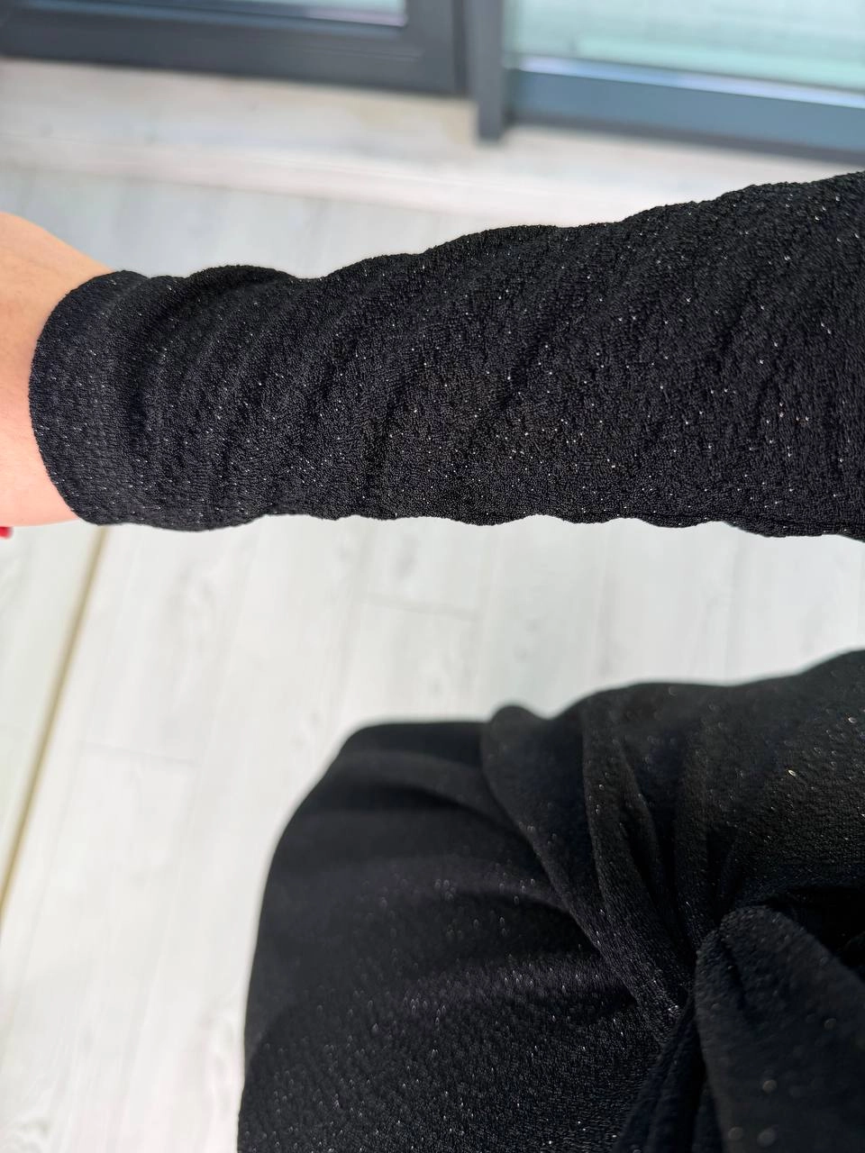 Siyah%20Düğüm%20Detaylı%20Işıltılı%20Kumaş%20Likralı%20Elbise