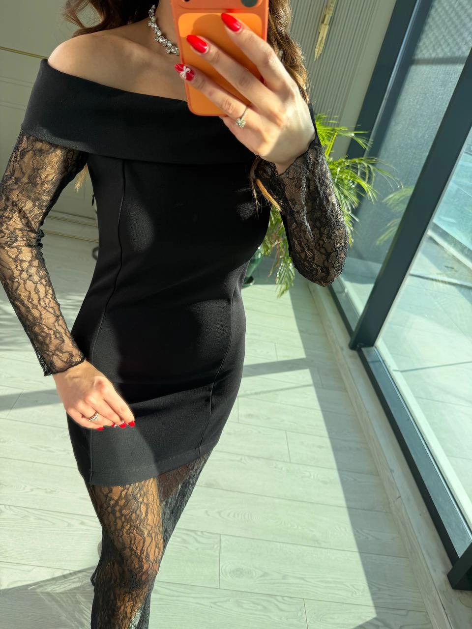 Tasarım%20Dantel%20Detay%20Kayık%20Yaka%20Atlas%20Kumaş%20Elbise