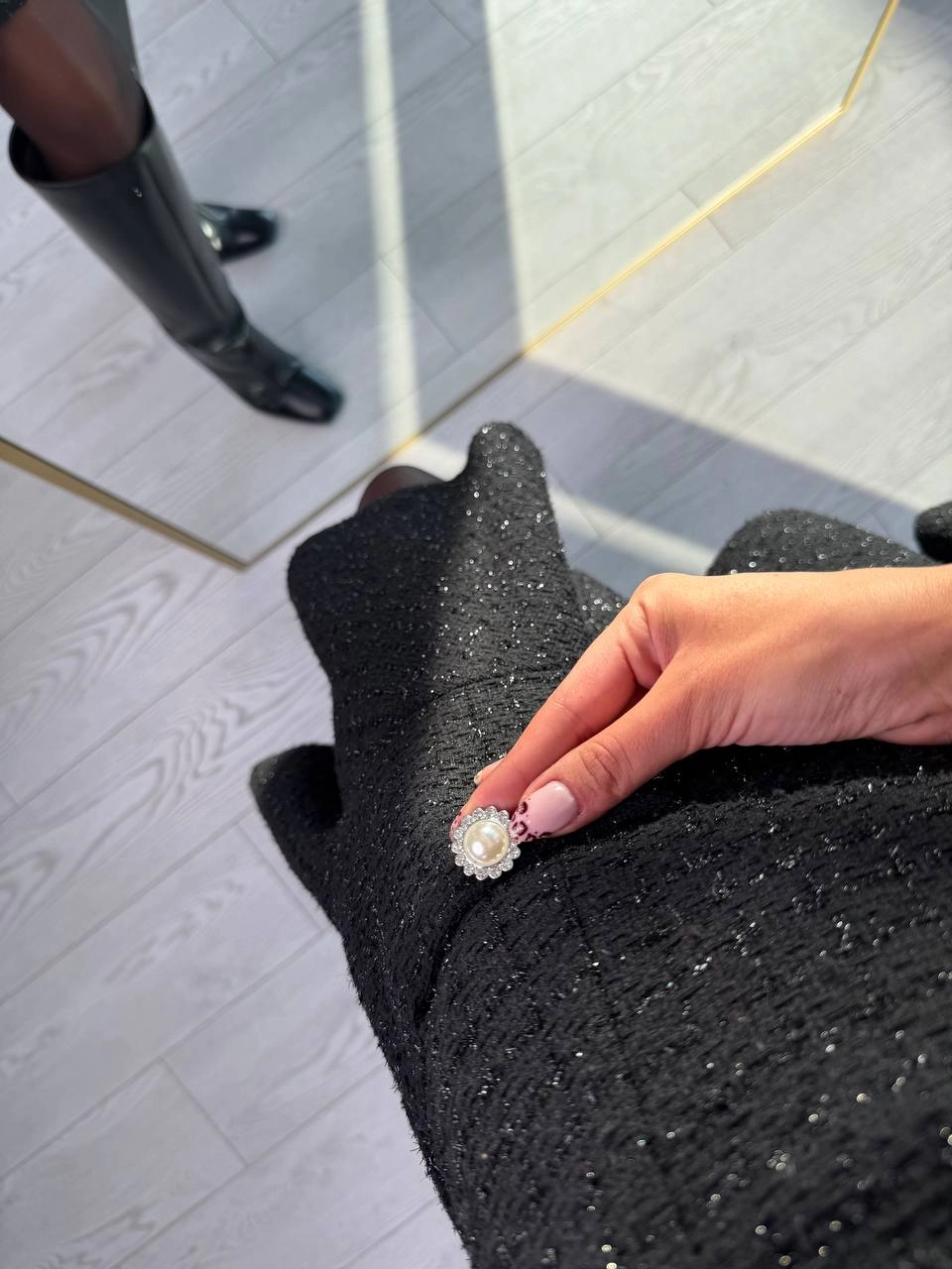 Siyah%20Kol%20Detay%20İnci%20Düğmeli%20Tuvid%20Kumaş%20Elbise