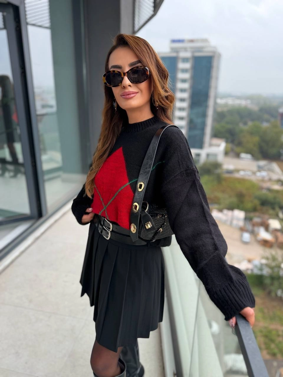 Siyah%20Zemin%20Kırmızı%20Desenli%20Kazak