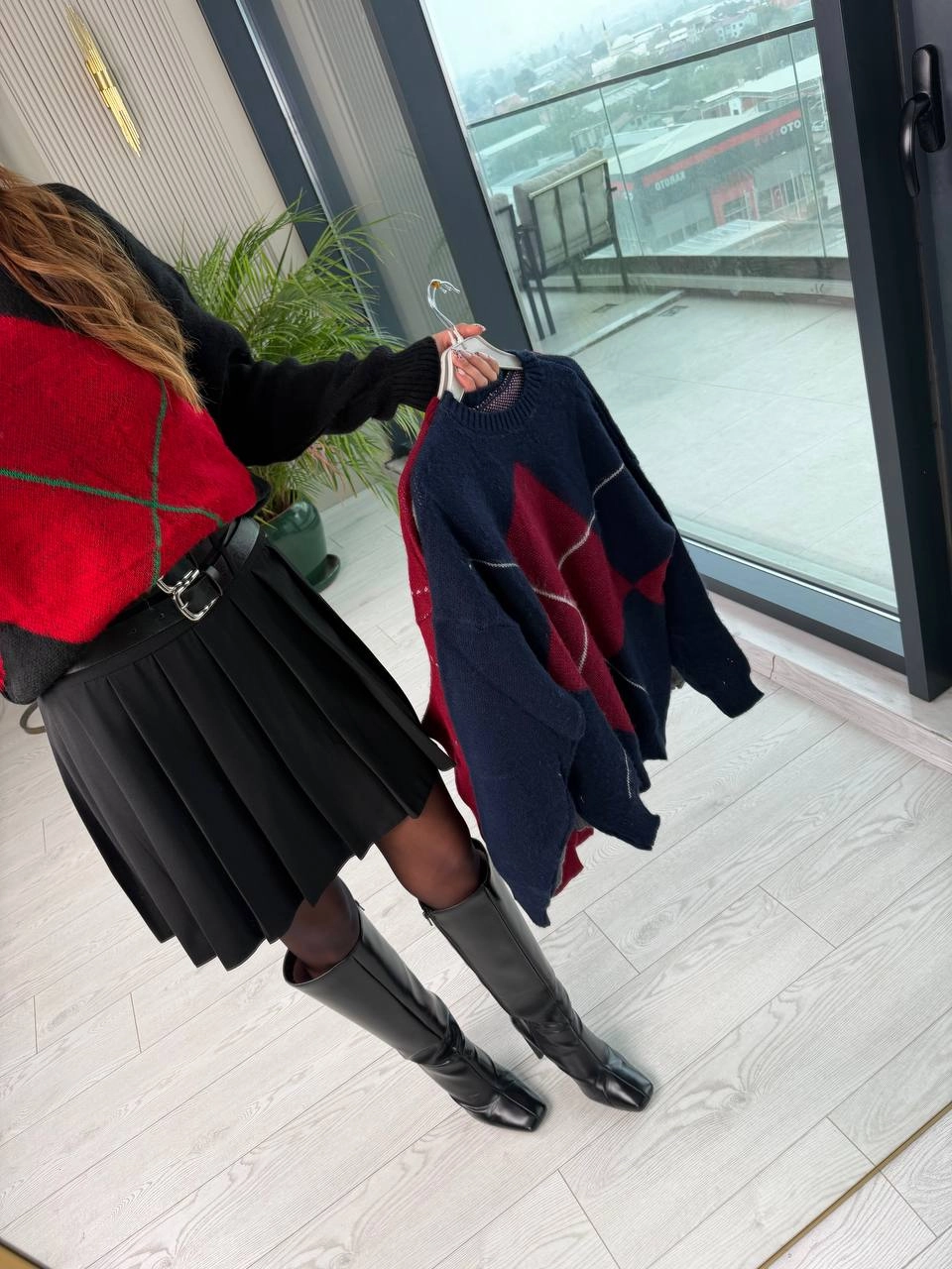 Siyah%20Zemin%20Kırmızı%20Desenli%20Kazak