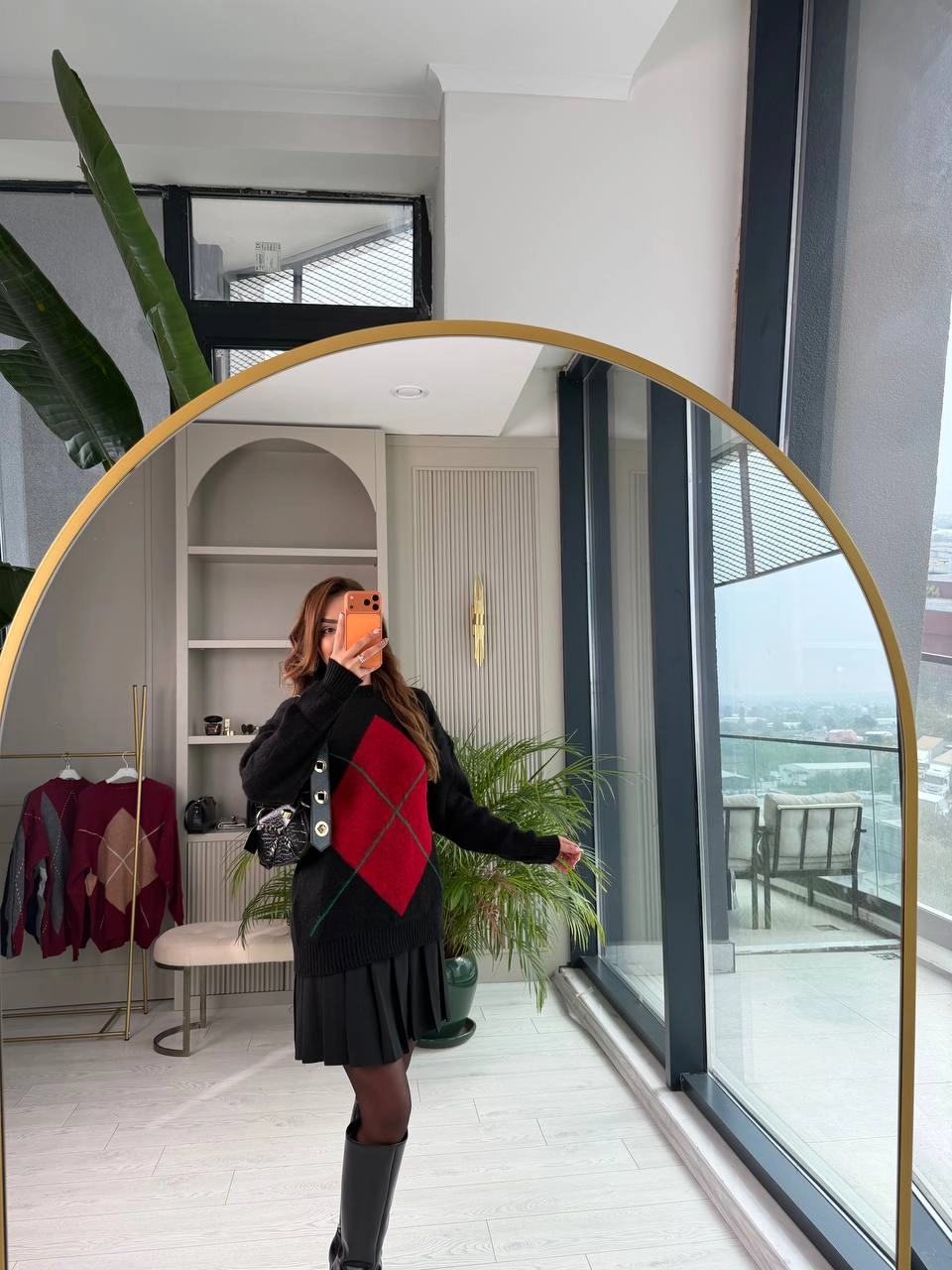 Siyah%20Zemin%20Kırmızı%20Desenli%20Kazak