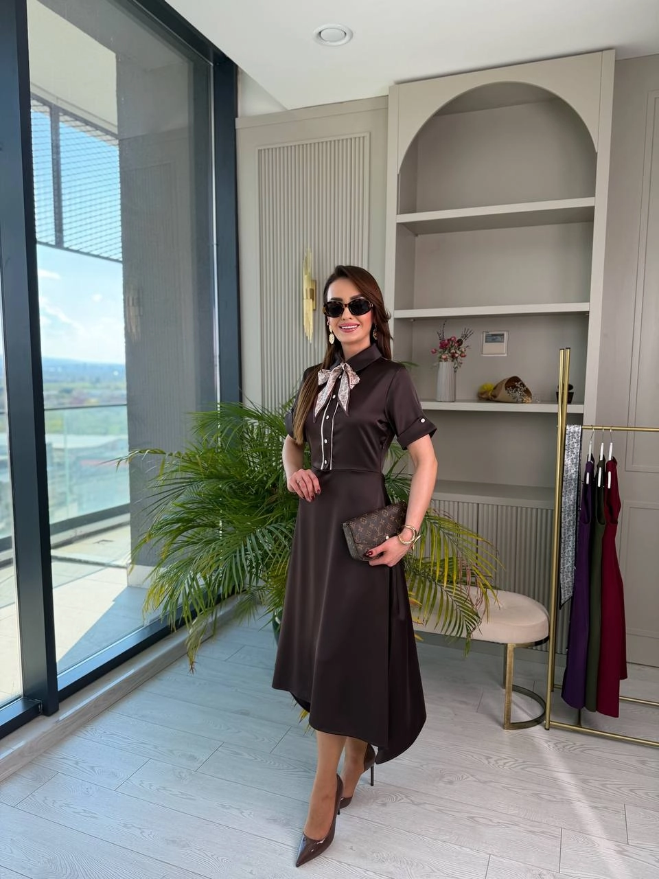 Kahverengi%20Fularlı%20Tok%20Saten%20Elbise