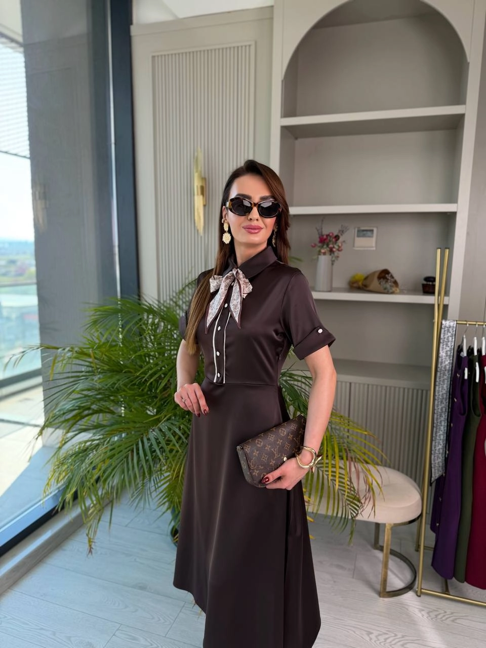 Kahverengi%20Fularlı%20Tok%20Saten%20Elbise