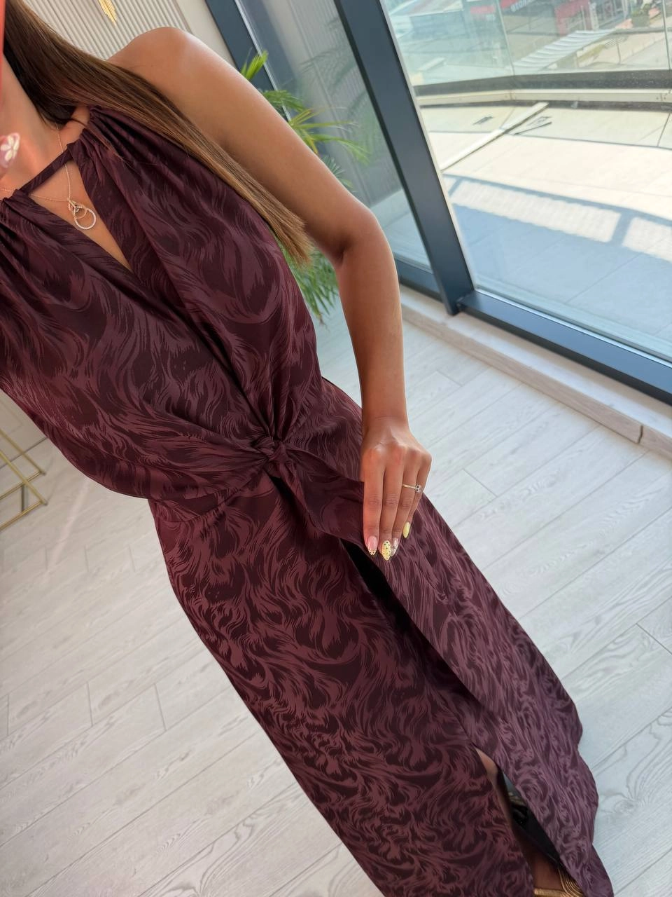 Bordo%20Desenli%20Bağlama%20Detaylı%20Halter%20Yaka%20Pamuklu%20Saten%20Elbise
