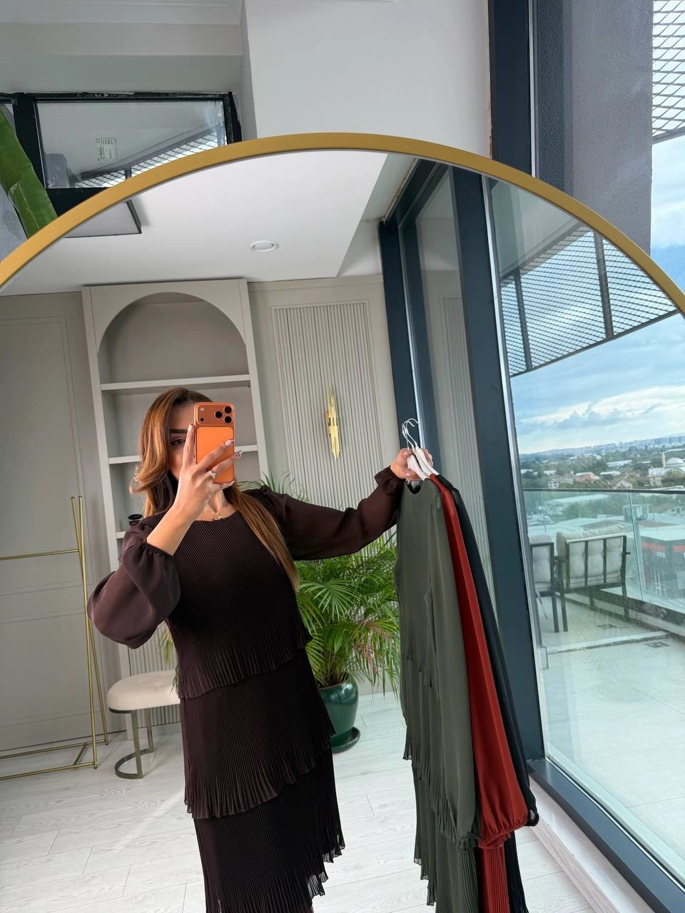 Kahverengi%20Piliseli%20Katlı%20Astarlı%20Uzun%20Kol%20Premium%20Şifon%20Elbise