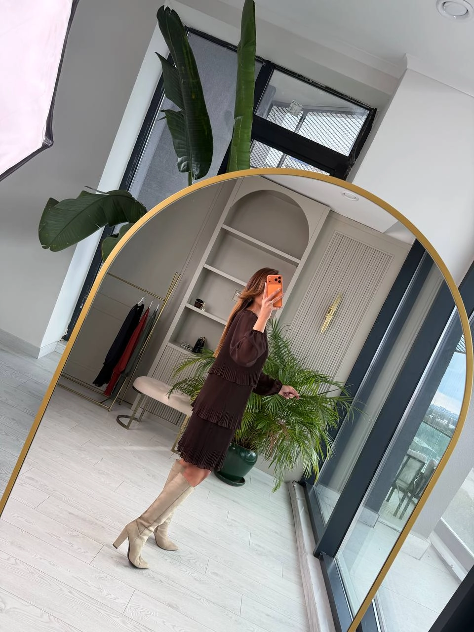 Kahverengi%20Piliseli%20Katlı%20Astarlı%20Uzun%20Kol%20Premium%20Şifon%20Elbise