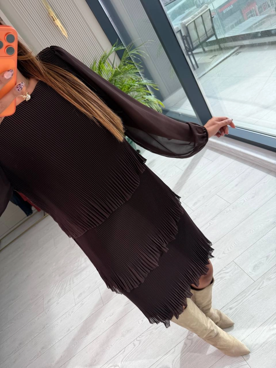 Kahverengi%20Piliseli%20Katlı%20Astarlı%20Uzun%20Kol%20Premium%20Şifon%20Elbise