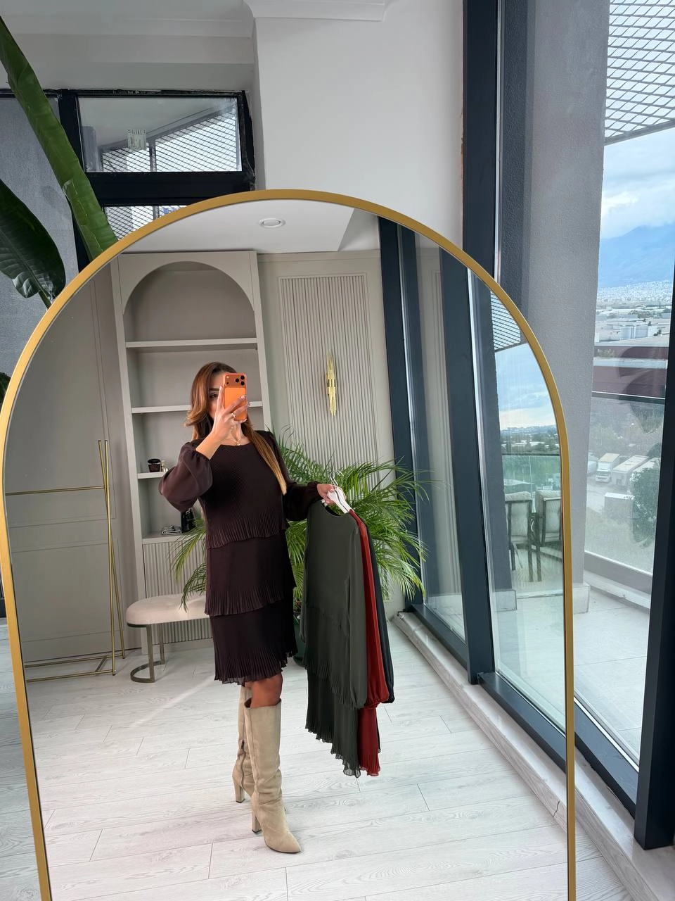 Kahverengi%20Piliseli%20Katlı%20Astarlı%20Uzun%20Kol%20Premium%20Şifon%20Elbise