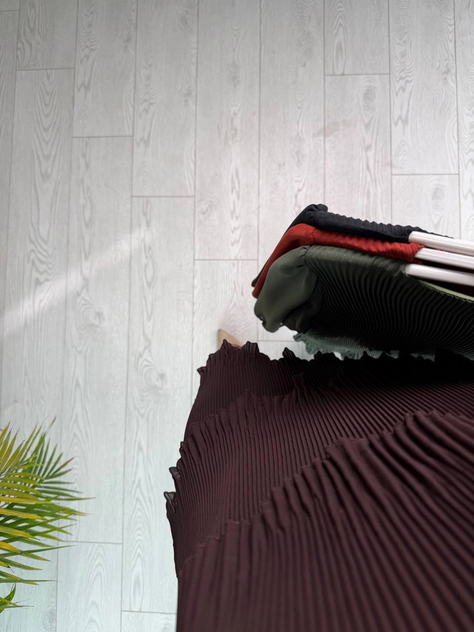 Kahverengi%20Piliseli%20Katlı%20Astarlı%20Uzun%20Kol%20Premium%20Şifon%20Elbise