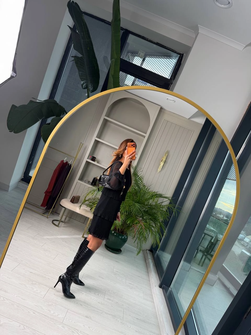 Siyah%20Piliseli%20Katlı%20Astarlı%20Uzun%20Kol%20Premium%20Şifon%20Elbise