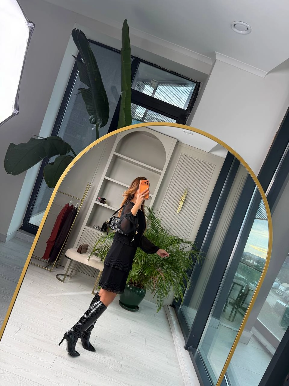 Siyah%20Piliseli%20Katlı%20Astarlı%20Uzun%20Kol%20Premium%20Şifon%20Elbise