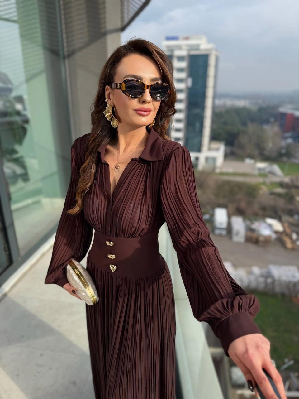 Tasarım%20Kahverengi%20İnce%20Piliseli%20Bel%20Detay%20Premium%20Şifon%20Elbise