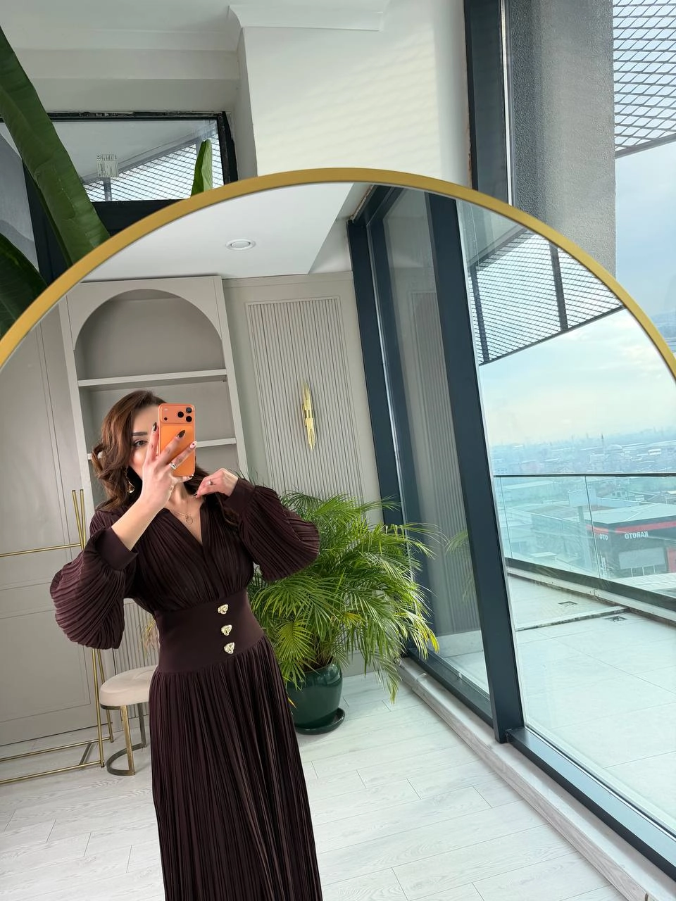 Tasarım%20Kahverengi%20İnce%20Piliseli%20Bel%20Detay%20Premium%20Şifon%20Elbise