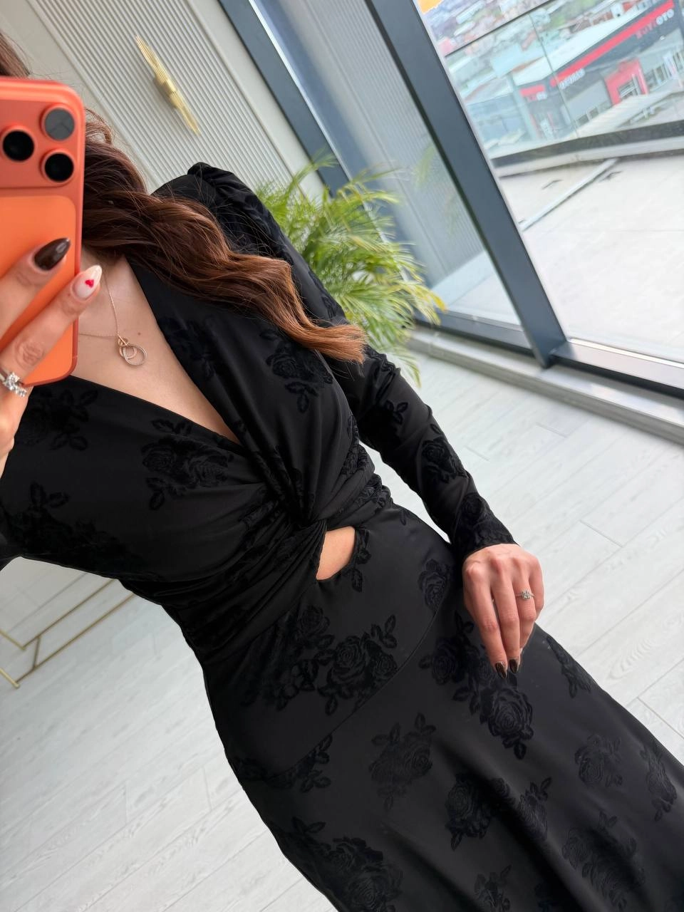 Siyah%20Düğüm%20Detaylı%20Flok%20Baskı%20Astarlı%20Elbise