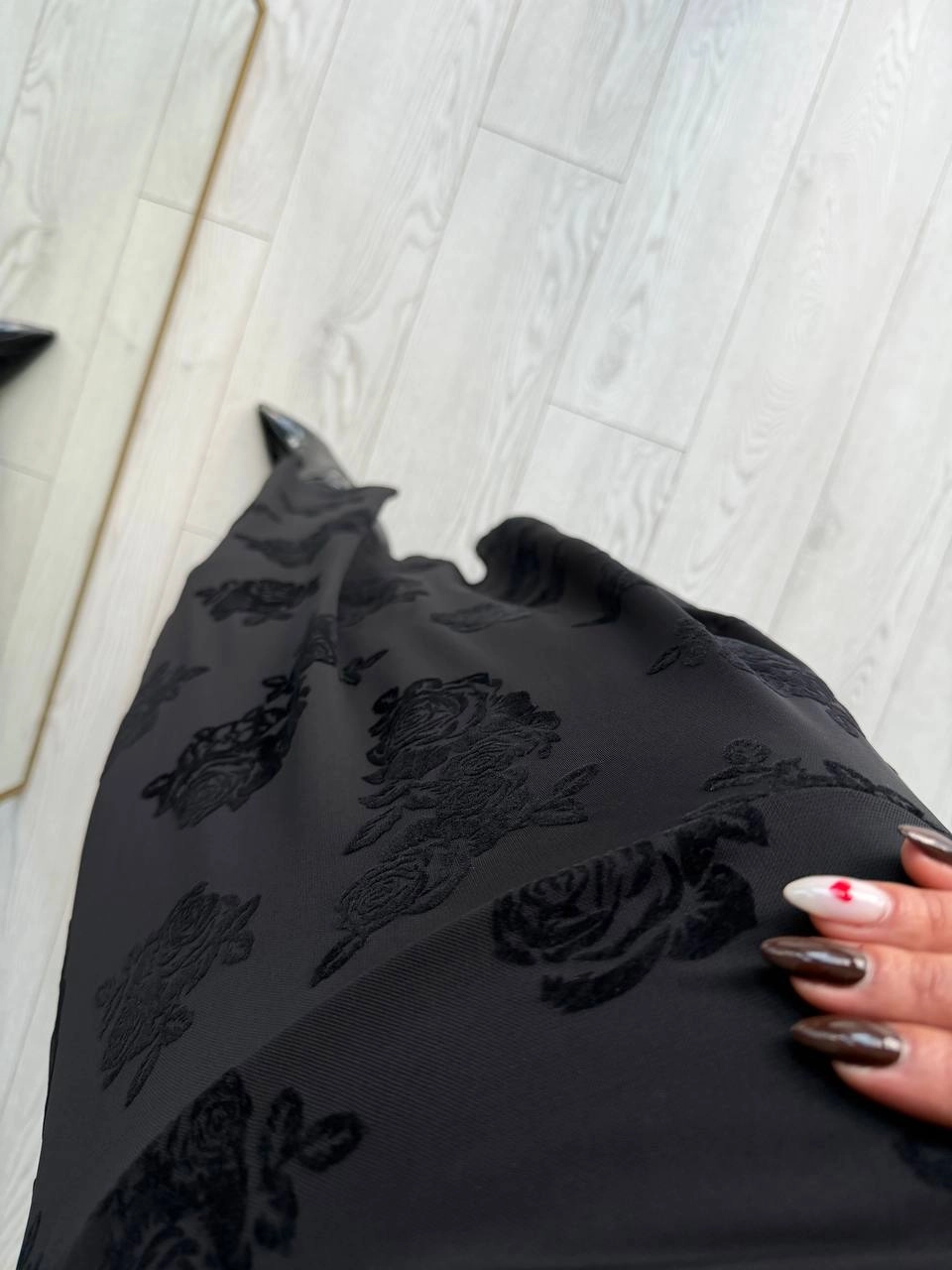 Siyah%20Düğüm%20Detaylı%20Flok%20Baskı%20Astarlı%20Elbise