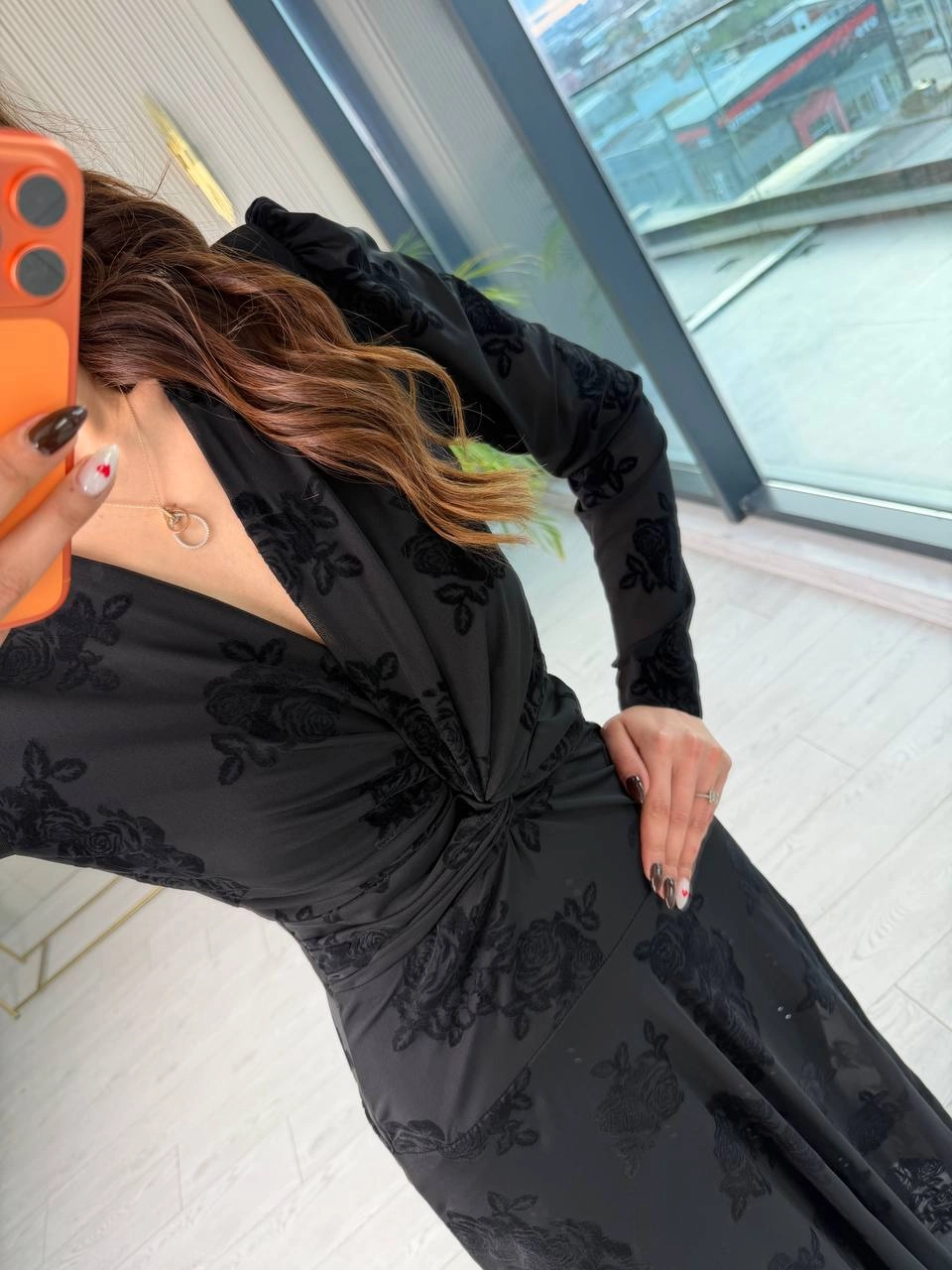 Siyah%20Düğüm%20Detaylı%20Flok%20Baskı%20Astarlı%20Elbise