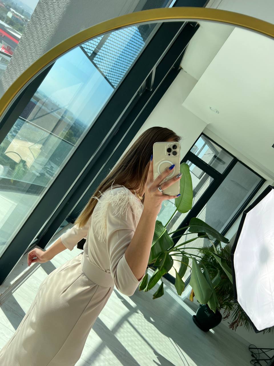 Bej Kemerli Omuz Tüylü Krep Elbise