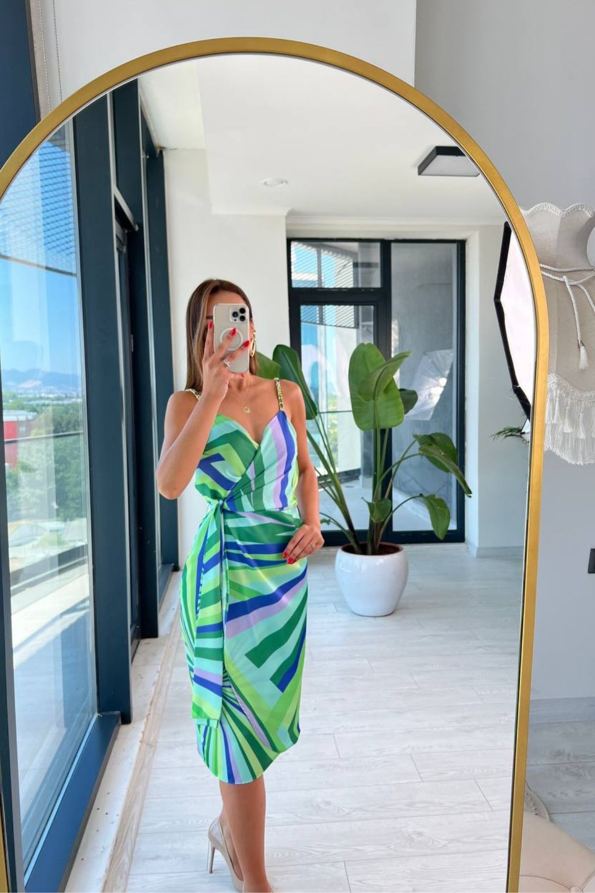 Yeşil%20Desenli%20Saten%20Zincir%20Detaylı%20Elbise