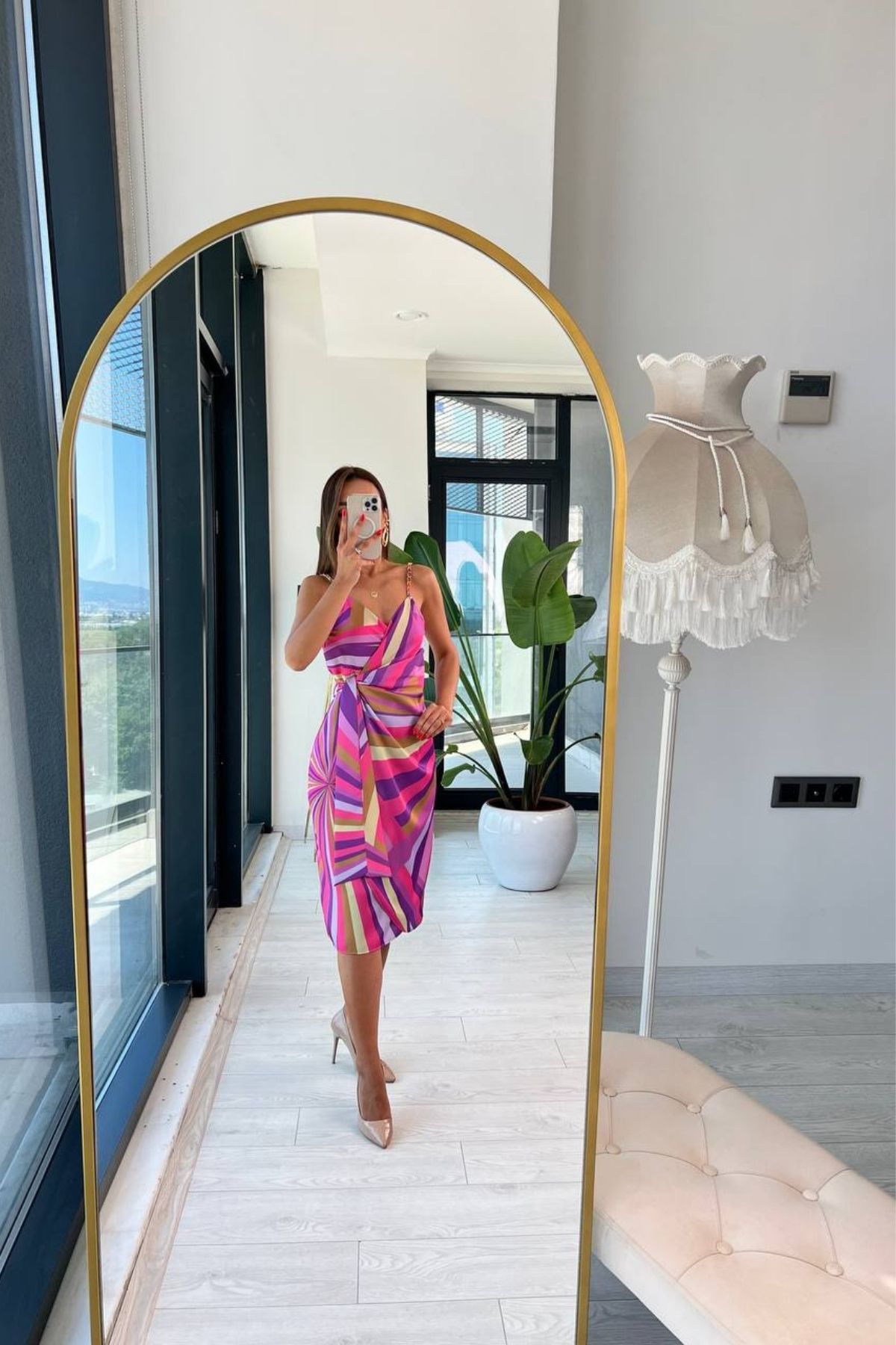 Pembe%20Desenli%20Saten%20Zincir%20Detaylı%20Elbise