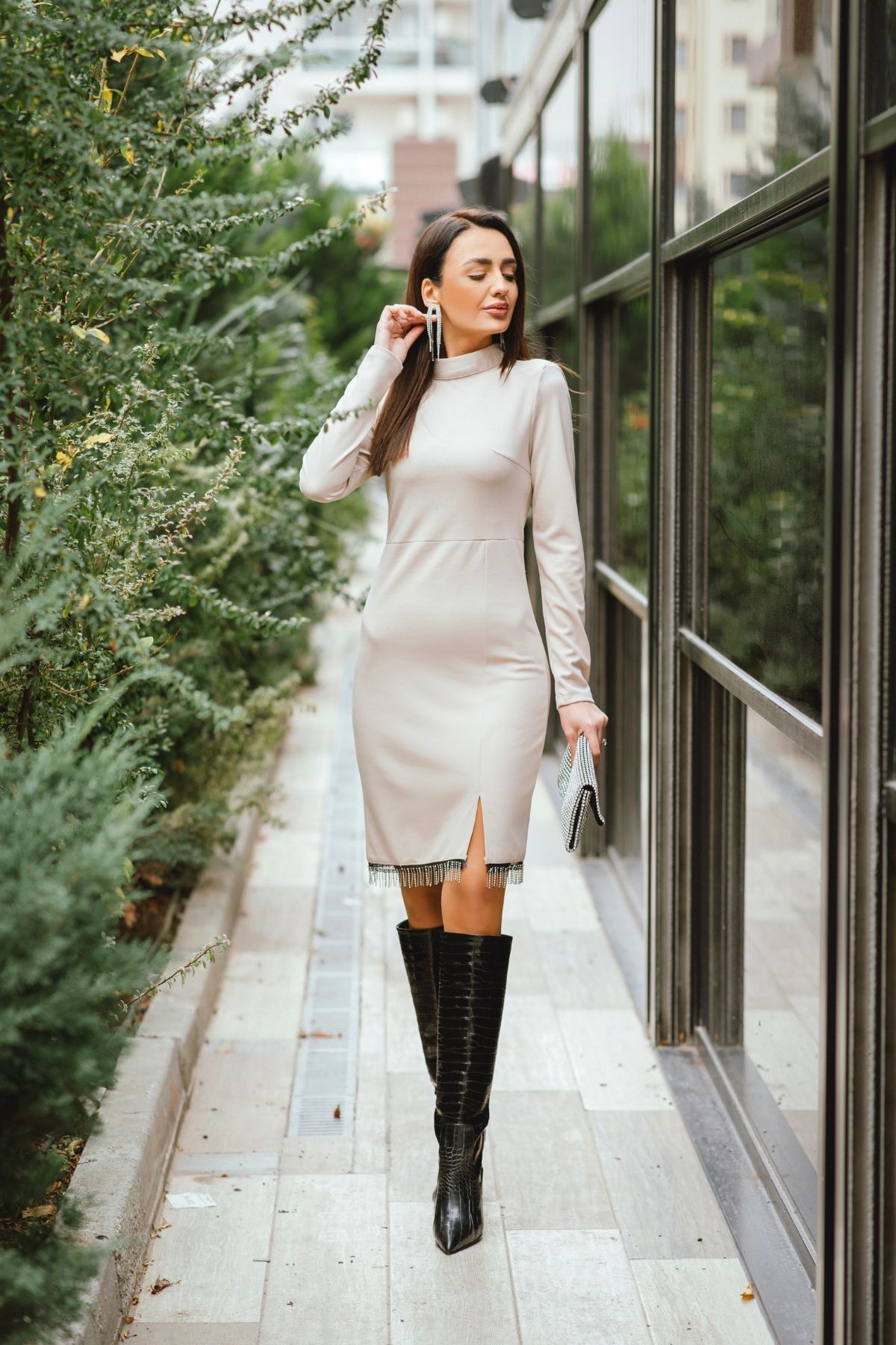 Bej%20Eteği%20Taş%20Detaylı%20Crep%20Elbise