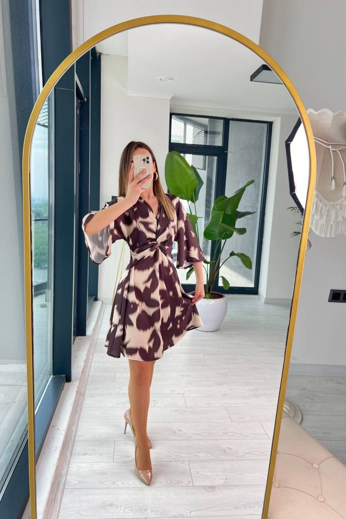 Kahve%20Desenli%20Düğüm%20Detaylı%20İpek%20Saten%20Elbise